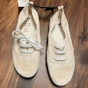 OkH&M sneakers, cream and white, new with tags, size 7 (38)
